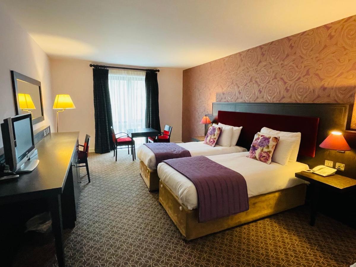 Burren Atlantic Hotel & Holiday Cottages แบลลีย์วอน ภายนอก รูปภาพ