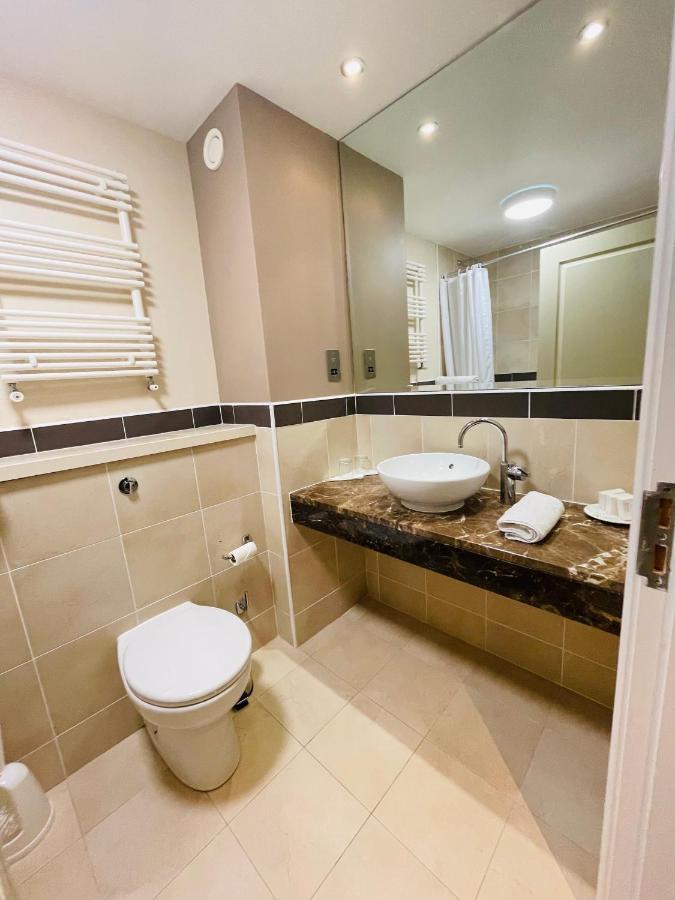 Burren Atlantic Hotel & Holiday Cottages แบลลีย์วอน ภายนอก รูปภาพ