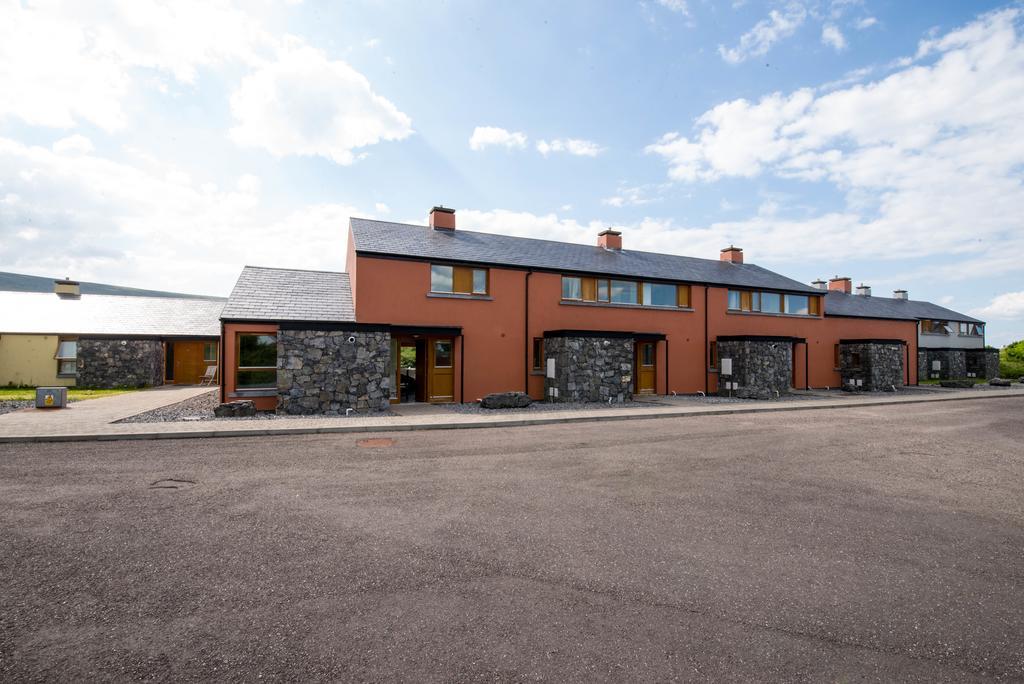 Burren Atlantic Hotel & Holiday Cottages แบลลีย์วอน ภายนอก รูปภาพ