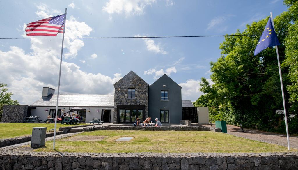 Burren Atlantic Hotel & Holiday Cottages แบลลีย์วอน ภายนอก รูปภาพ
