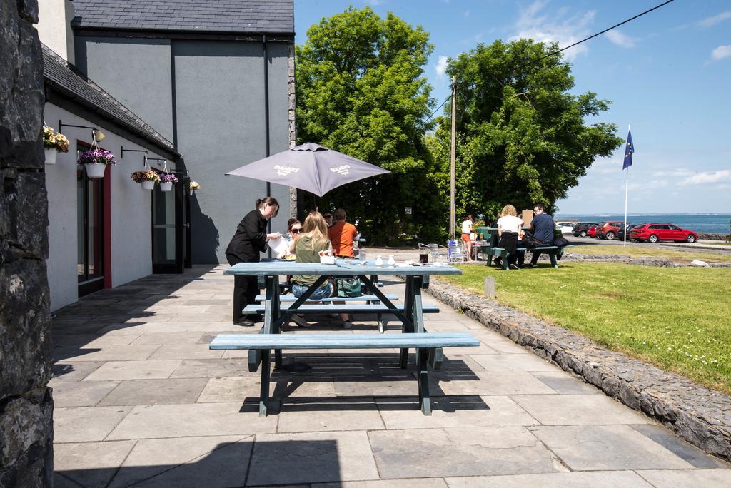 Burren Atlantic Hotel & Holiday Cottages แบลลีย์วอน ภายนอก รูปภาพ