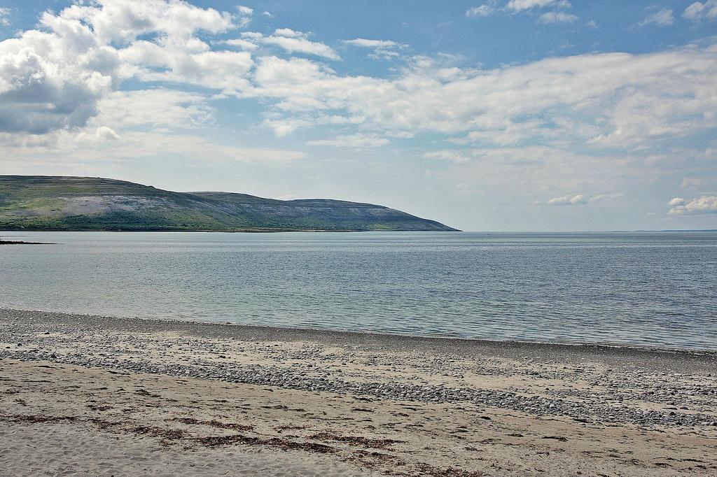 Burren Atlantic Hotel & Holiday Cottages แบลลีย์วอน ภายนอก รูปภาพ